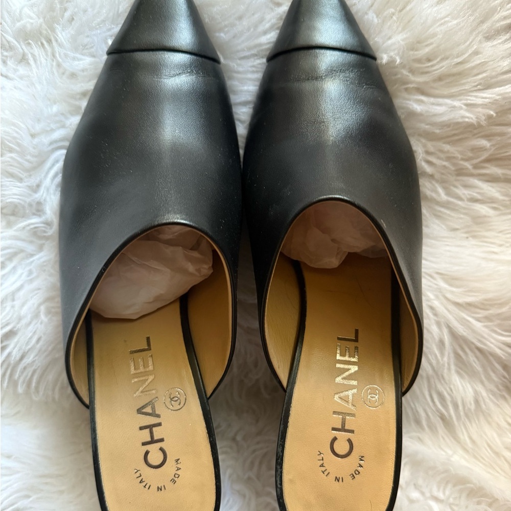 Chanel Black woman shoes
Mules shoes Chanel logo heels lambskin leather